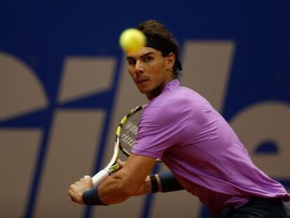 Nadal devuelve una bola durante el Abierto de Brasil.