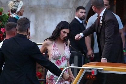 La hermana pequeña de Kim y Khloé Kardashian, Kendall Jenner, fue otra de las invitadas famosas al mediático enlace del fundador de Amazon y la periodista. En la imagen, la modelo el 26 de junio de 2025 en Venecia, Italia.