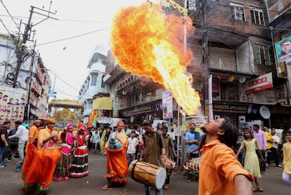 Un grupo de artistas actúa durante una procesión por la celebración de ''Sri Krishna Janmashtam'', en Bhopal (India).