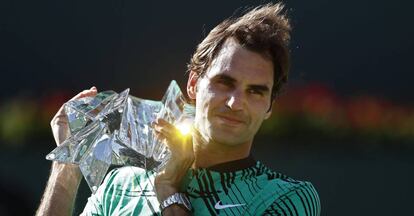 Federer posa con el trofeo ganado recientemente en Indian Wells.