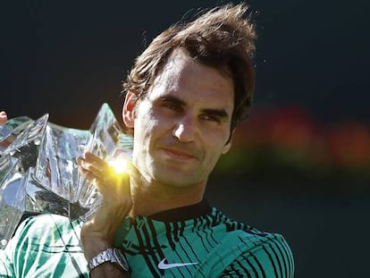 Federer posa con el trofeo ganado recientemente en Indian Wells.
