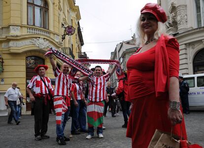 Mas aficionados rojiblancos por las calles de Bucarest horas antes del encuentro entre el Athlétic y el Athlético