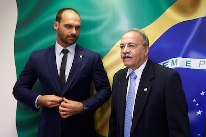 Eduardo Bolsonaro e Chico Rodrigues posam para foto em 2019.