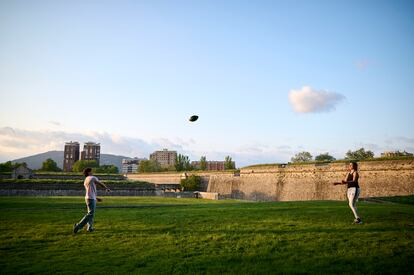 Dos jóvenes estudiantes jugaban con un balón el miércoles en Pamplona.