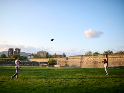 Dos jóvenes estudiantes jugaban con un balón el miércoles en Pamplona.