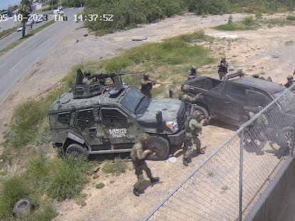 Los militares rodean la camioneta y bajan a las personas que viajan a bordo, en Nuevo Laredo (Tamaulipas), el 18 de mayo.