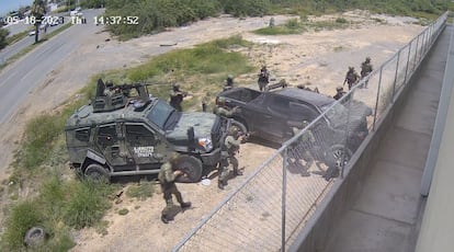 Los militares rodean la camioneta y bajan a las personas que viajan abordo, en Nuevo Laredo