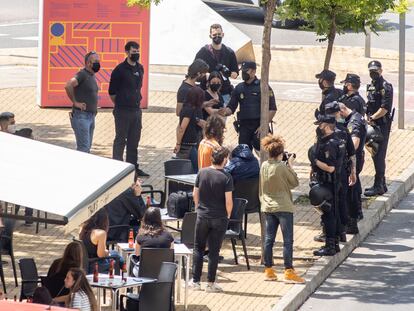 Agentes de policía identifican a varios estudiantes tras los altercados por la visita del rey a Castellón.