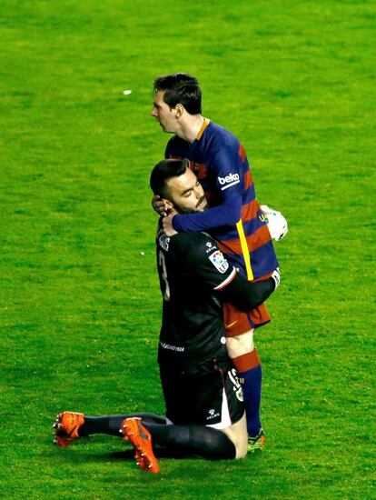 Leo Messi abraza a Juan Carlos Martín