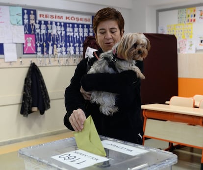 Una mujer ejerce su derecho al voto en Ankara (Turquía).