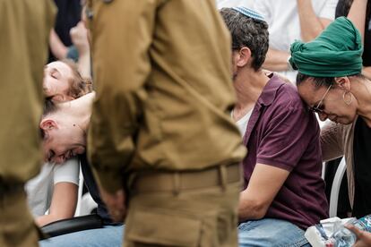 Familiares del soldado Urya Mash, de 42 años, se consolaban durante el funeral celebrado este viernes en el cementerio militar Monte Herzl, de Jerusalén.