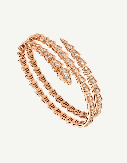 Una nueva interpretación del famoso icono de glamour y seducción de Bvlgari, Serpenti Viper. La pulsera se enrosca alrededor de la muñeca con dos vueltas en oro rosa de 18 quilates con pavé de diamantes.