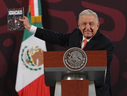 López Obrador muestra su libro '¡Gracias!', el 7 de febrero.