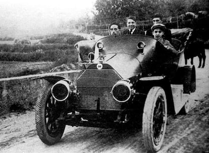 Vinyes (segundo por la izquierda) con amigos a su regreso a Barcelona en 1929.