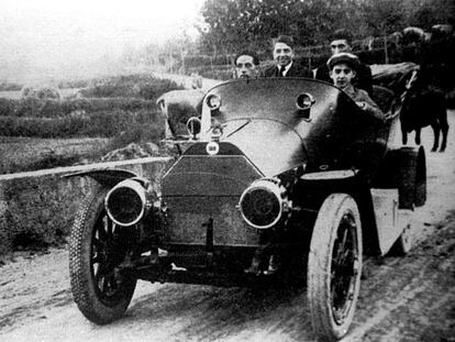Vinyes (segundo por la izquierda) con amigos a su regreso a Barcelona en 1929.