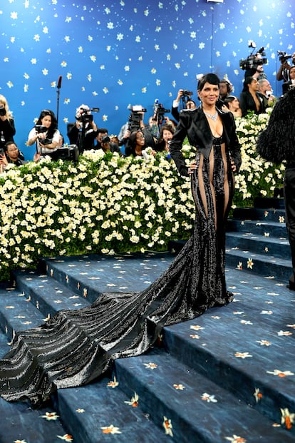Oscar ödüllü Halle Berry, Afrikalı-Amerikalı tasarımcı LaQuan Smith'in özel yapım dantel ve şeffaf tasarımı ve Cartier mücevherleriyle muhteşem görünüyordu.