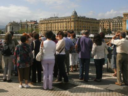 Un grupo de turistas visitan San Sebastián el pasado verano.