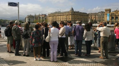 Un grupo de turistas visitan San Sebastián el pasado verano.