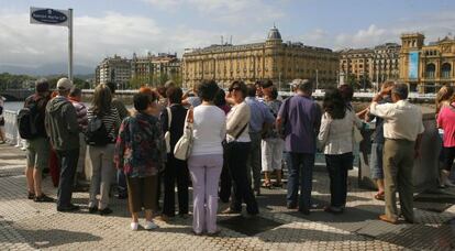 Un grupo de turistas visitan San Sebastián el pasado verano.