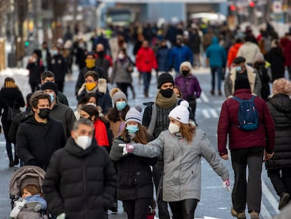 Viandantes en la Gran Vía de Madrid el 10 de enero.