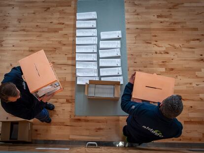 Preparativos para las elecciones para el Parlament 2021 en el Polideportivo Municipal Camp de Ferro.