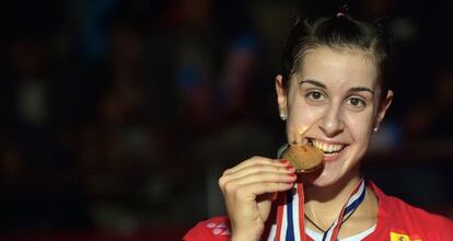 Marín muerde la medalla de oro ganada este domingo.