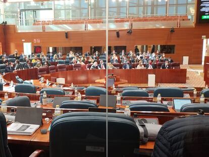 Los diputados del PP, solos en la Asamblea de Madrid tras el plante de toda la oposición, que se ha marchado de la sala.