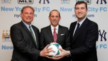 De izquierda a derecha, Randy Levine, presidente de los Yankees, Don Garber, comisionado de la MLS, y Ferrán Soriano, consejero delegado del Manchester CIty