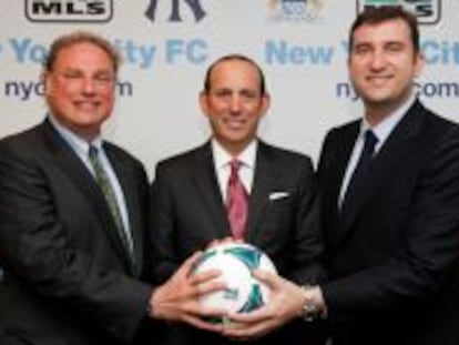 De izquierda a derecha, Randy Levine, presidente de los Yankees, Don Garber, comisionado de la MLS, y Ferr&aacute;n Soriano, consejero delegado del Manchester CIty