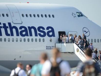 Viajeros subiendo a un avión de Lufthansa.
