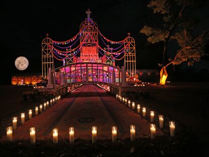 Un altar en el único parque temático de día de muertos, Calaverandia, en Guadalajara, Estado de Jalisco, en 2018. Cada año organizan actividades especiales alrededor de esta festividad.