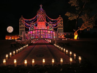 Un altar en el único parque temático de día de muertos, Calaverandia, en Guadalajara, Estado de Jalisco, en 2018. Cada año organizan actividades especiales alrededor de esta festividad.