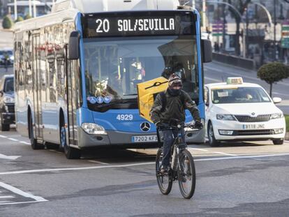 Un ciclista, pedaleando por un ciclocarril en la calle de Alcalá, cerca de Cibeles.