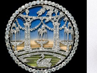 Medallón circular de platino y diamantes y anillo de 1780