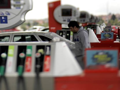 Repostaje en una gasolinera de Cepsa en Madrid.