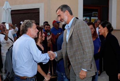 La primera visita de los Reyes y del ministro de Ciencia, Pedro Duque, ha sido a la familia Fullana-Sureda, un matrimonio de septuagenarios a quienes el torrente de agua pilló en casa. Se refugiaron en la parte alta de su vivienda.