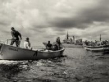 Guillermo Abril, Carlos Spottorno y Gianfranco Tripodo hablan hoy en Barcelona sobre migración. Un reportaje de  El País Semanal  que abordaba este drama recibió este año un World Press Photo