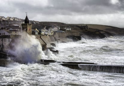 Una tormenta parece hundir en el agua al pueblo costero de Porthleven, en Cornwall (Reino Unido).