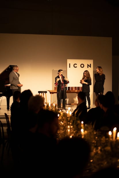 La escritora y activista Elizabeth Duval recibiendo el premio ICON Agitación Cultural de manos de Isa Calderón y Lucía Lijtmaer. 