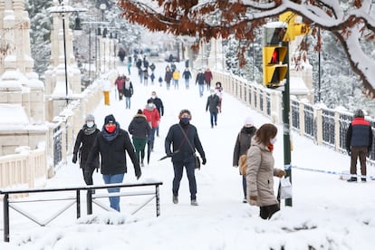 Aspecto de una calle nevada de Teruel, este viernes.