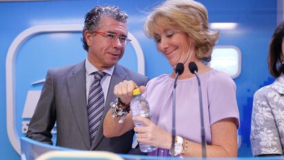 Esperanza Aguirre junto a Francisco Granados durante una rueda de prensa en 2011. Samuel Sánchez