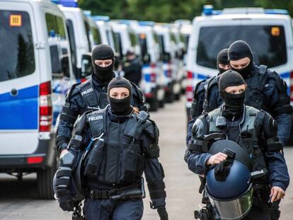 Un grupo de policías participa en una operación para detener a un joven togolés para su deportación, en el centro de refugiados en Ellwagen, en el sur de Alemania.