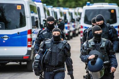 Un grupo de policías participa en una operación para detener a un joven togolés para su deportación, en el centro de refugiados en Ellwagen, en el sur de Alemania.
