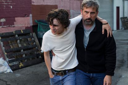 Beautiful Boy (Siempre serás mi hijo)


Timothée Chalamet se pone en la piel de un adolescente adicto a la metanfetamina en la película que llega a los cines este 15 de marzo. Basada en una historia real contada por Nic Scheff y su padre (interpretado por Steve Carell) en diferentes libros, propone un tortuoso recorrido por la drogadicción, las recaídas y el trauma que provoca en el núcleo de una familia acomodada.