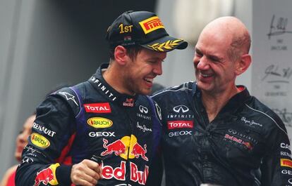 Newey felicita a Vettel tras lograr el Mundial en India.