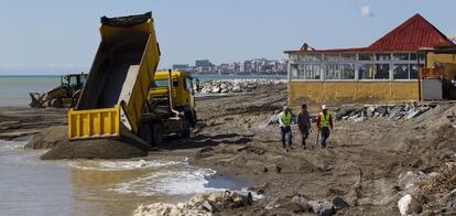 Reposición de arena en la playa de Guadalmar (Málaga).