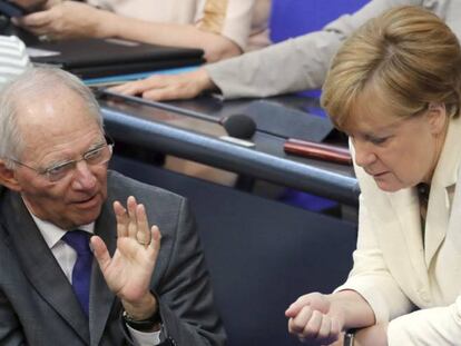 El ministro de Finanzas alem&aacute;n, Wolfgang Sch&auml;uble, y la canciller Angela Merkel, en una sesi&oacute;n del Parlamento el 28 de junio. 