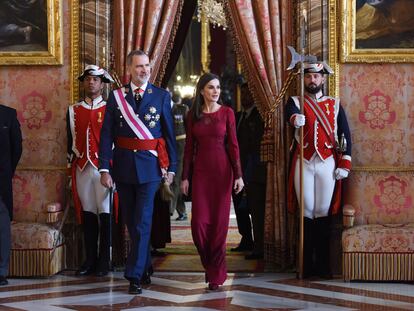 Los reyes, Felipe VI y doña Letizia, a su llegada a la celebración de la Pascua Militar en el Palacio Real, este viernes en Madrid.