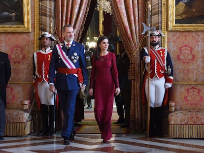 Los reyes, Felipe VI y doña Letizia, a su llegada a la celebración de la Pascua Militar en el Palacio Real, este viernes en Madrid.