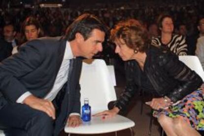 Neelie Kroes, vicepresidenta de la Comisi&oacute;n Europea, habla con el ministro de Industria, Jos&eacute; Manuel Soria, en el The South Summit, en la plaza de toros de Las Ventas, en Madrid